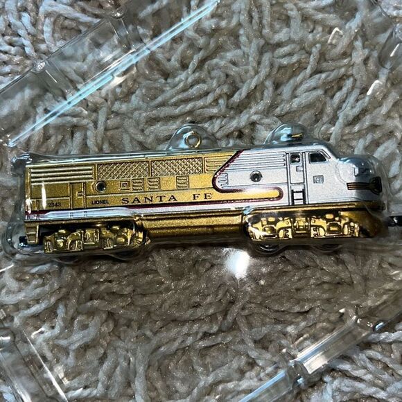 Hallmark Keepsake Ornament Lionel Santa Fe F3A Diesel Locamotive 2006 QXE3233 - Picture 7 of 10